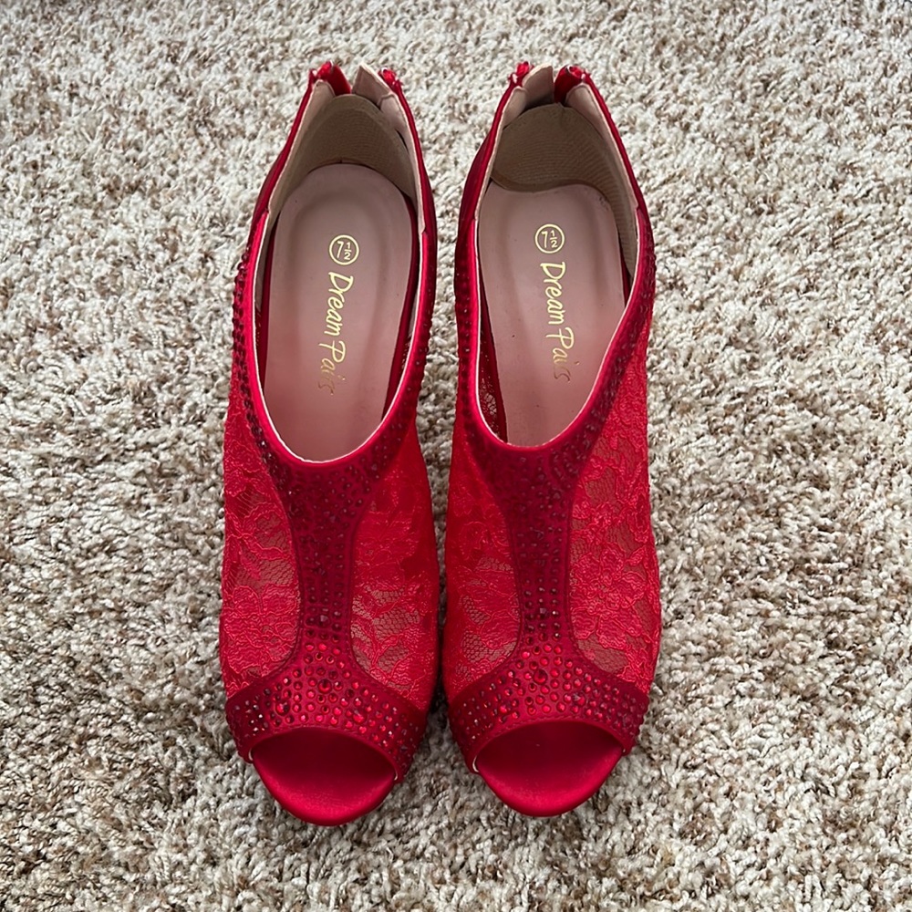 Size 7.5 red Dream Pairs stilettos
